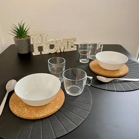 Apartment Bright House, Walking Distance To '10'